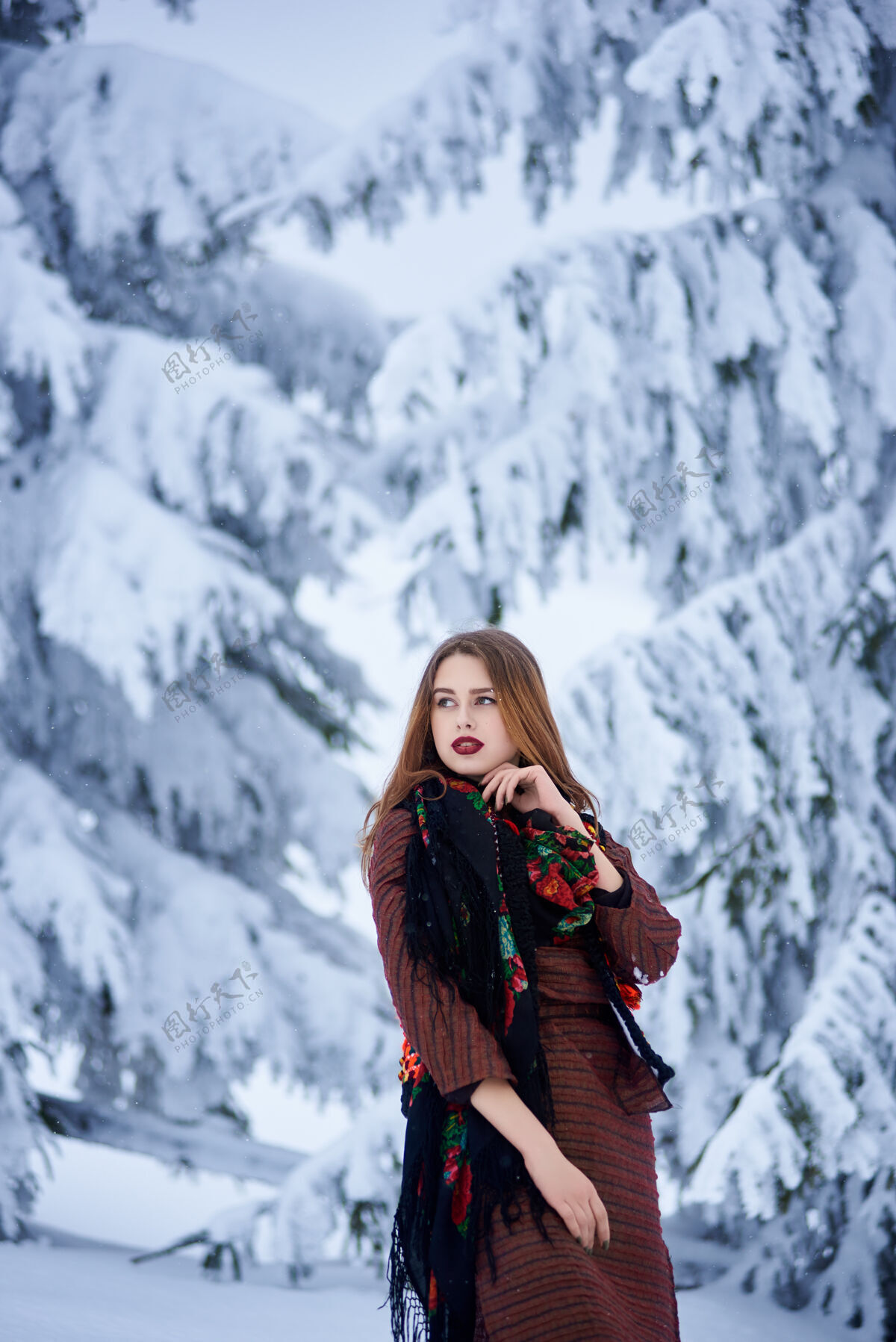 装饰品雪景背景上的冬日女人肖像长发传统工艺