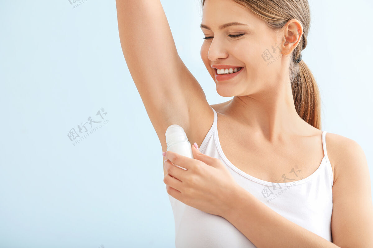 洗漱用品漂亮的年轻女人在用除臭剂皮肤科淋浴产品