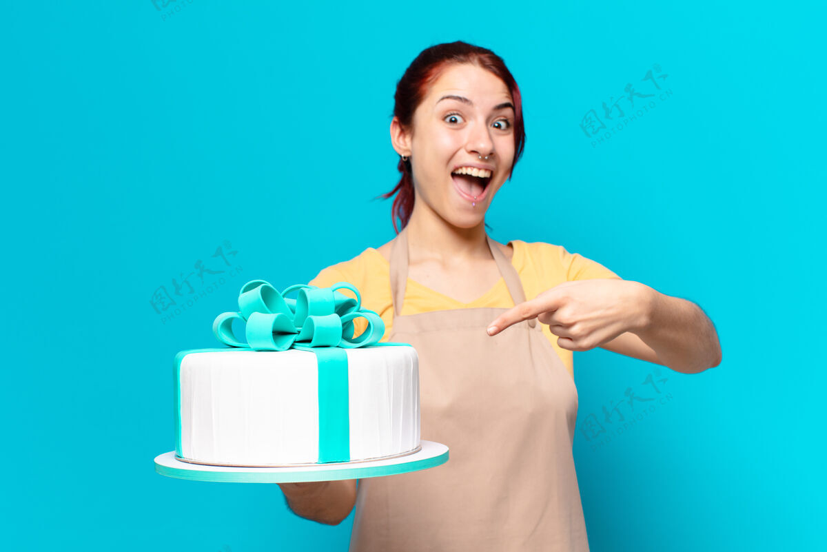 生日聚会Tty面包店员工拿着生日蛋糕的女人人漂亮蛋糕