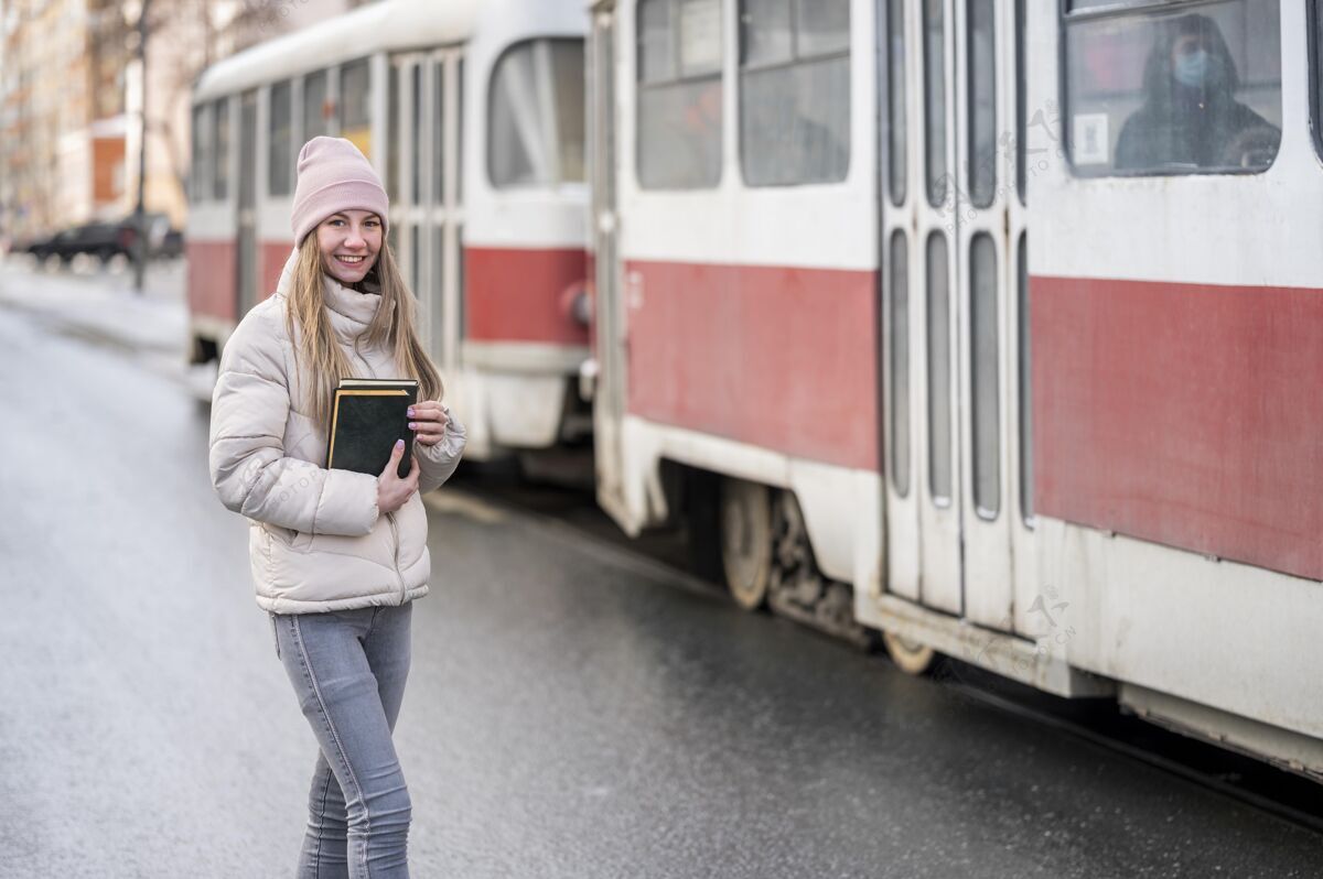 电车在电车站写真女学生拿着书姿势学生肖像