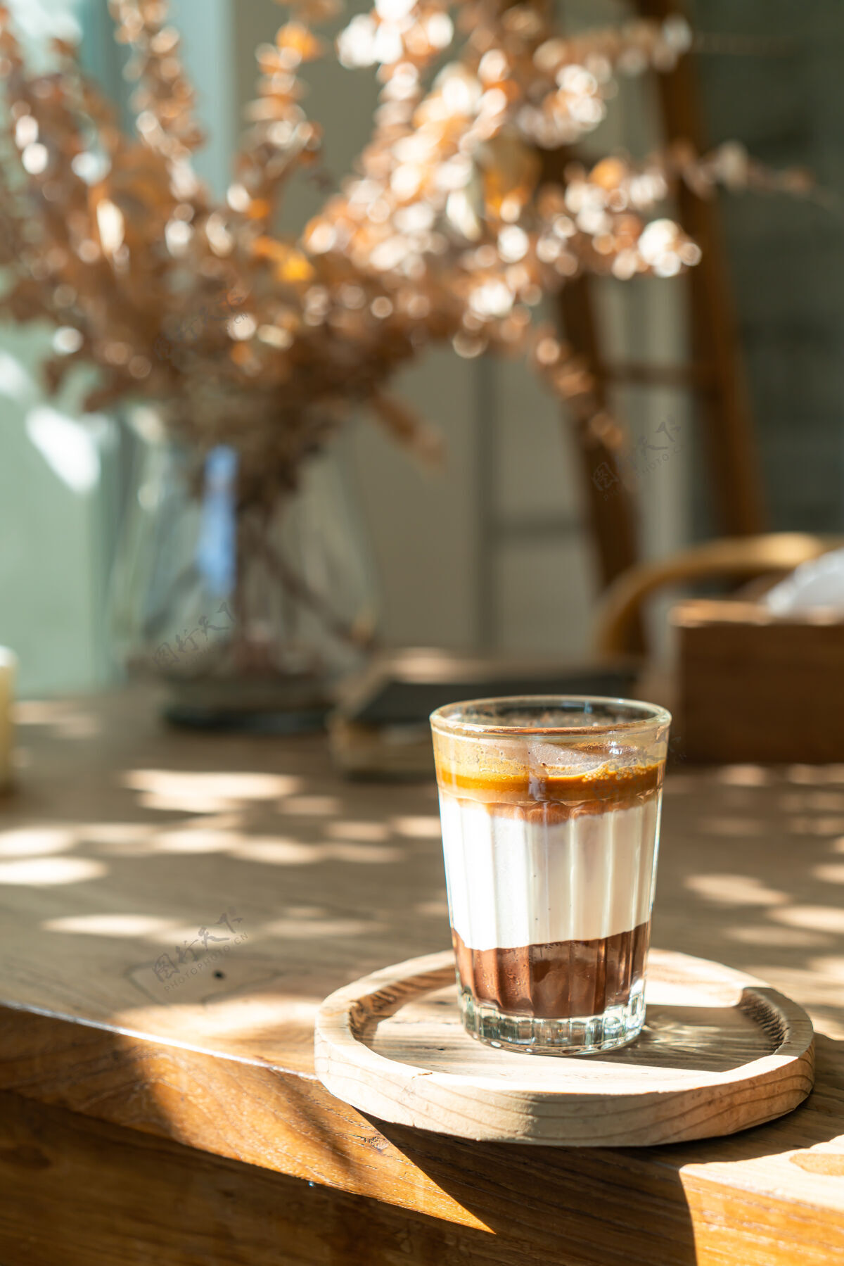 卡布奇诺咖啡厅咖啡厅提供双人脏咖啡杯（加牛奶和巧克力的浓缩咖啡）热提神咖啡