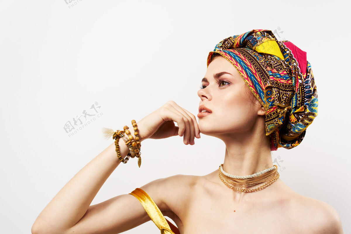 吸引力美丽的东方女人五彩头巾珠宝裸肩奢华女性文化服饰