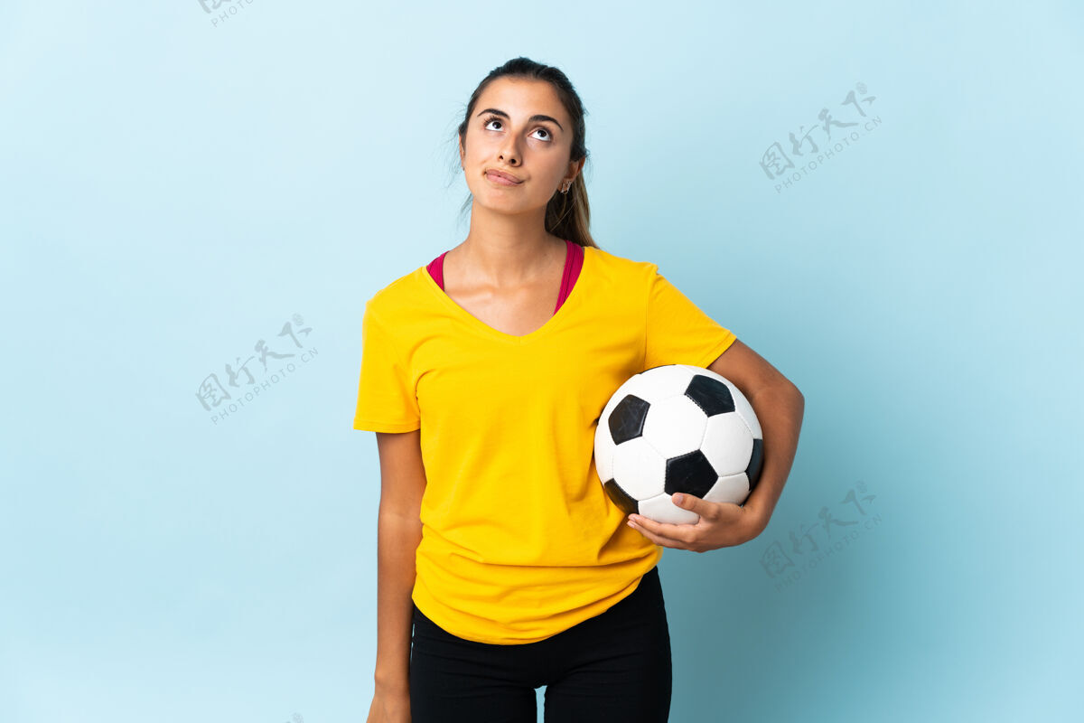 球孤立背景下的体育女孩年轻女人运动员