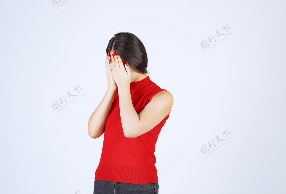 疲倦穿红衬衫的女孩头痛 双手抱着头姿势休闲女人
