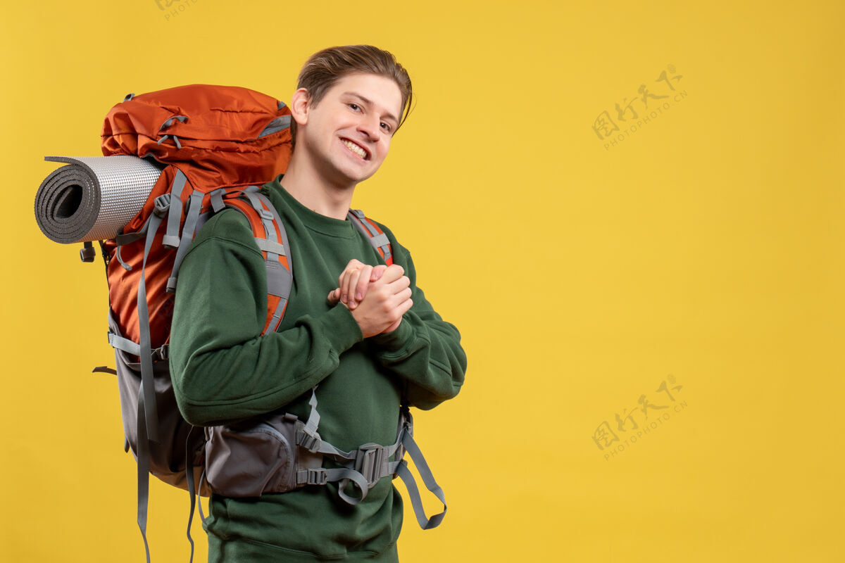 黄色正面图年轻男子背着背包准备远足准备人人