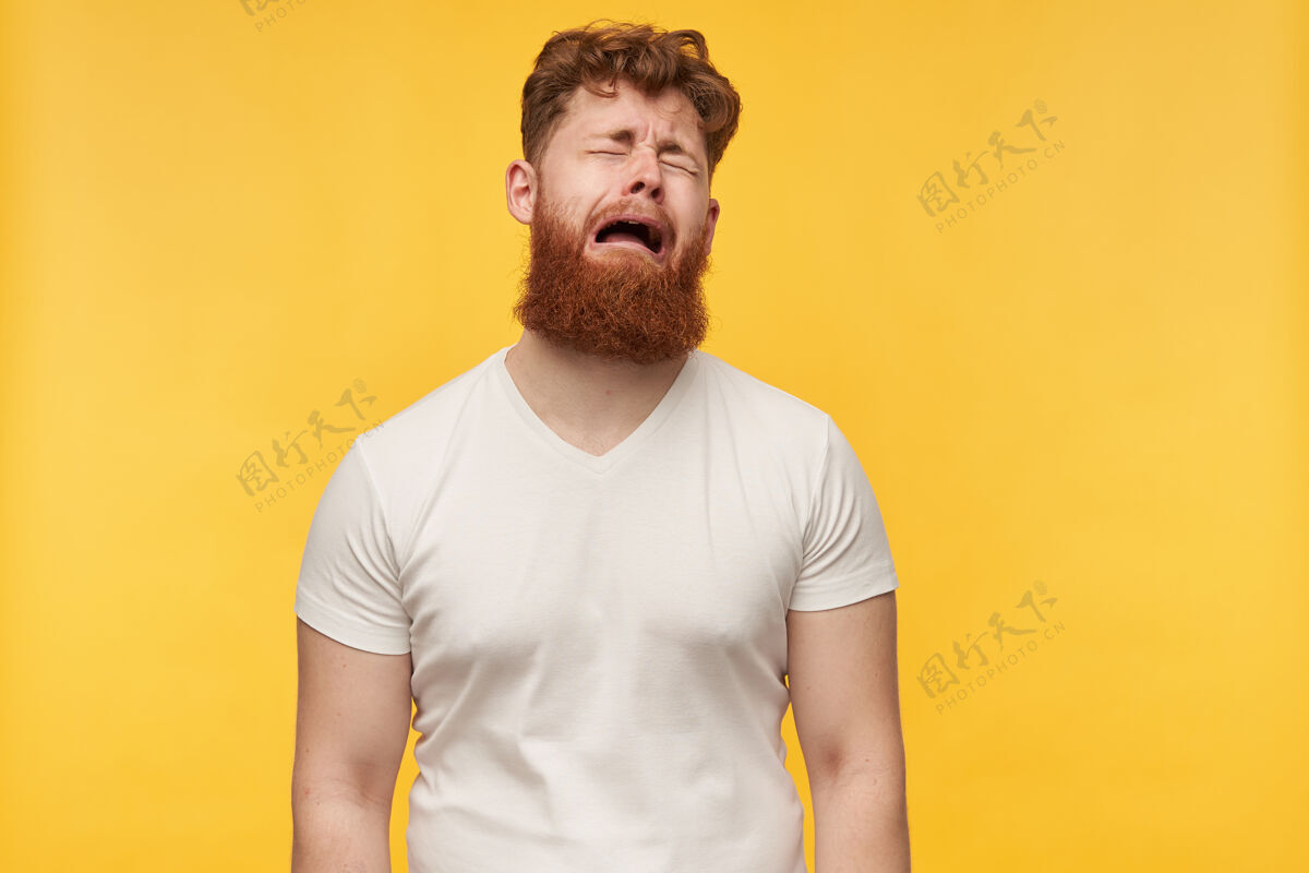 休闲大胡子红头发的年轻人的画像 穿着一件空白的t恤 感到沮丧和疲惫姜年轻问题