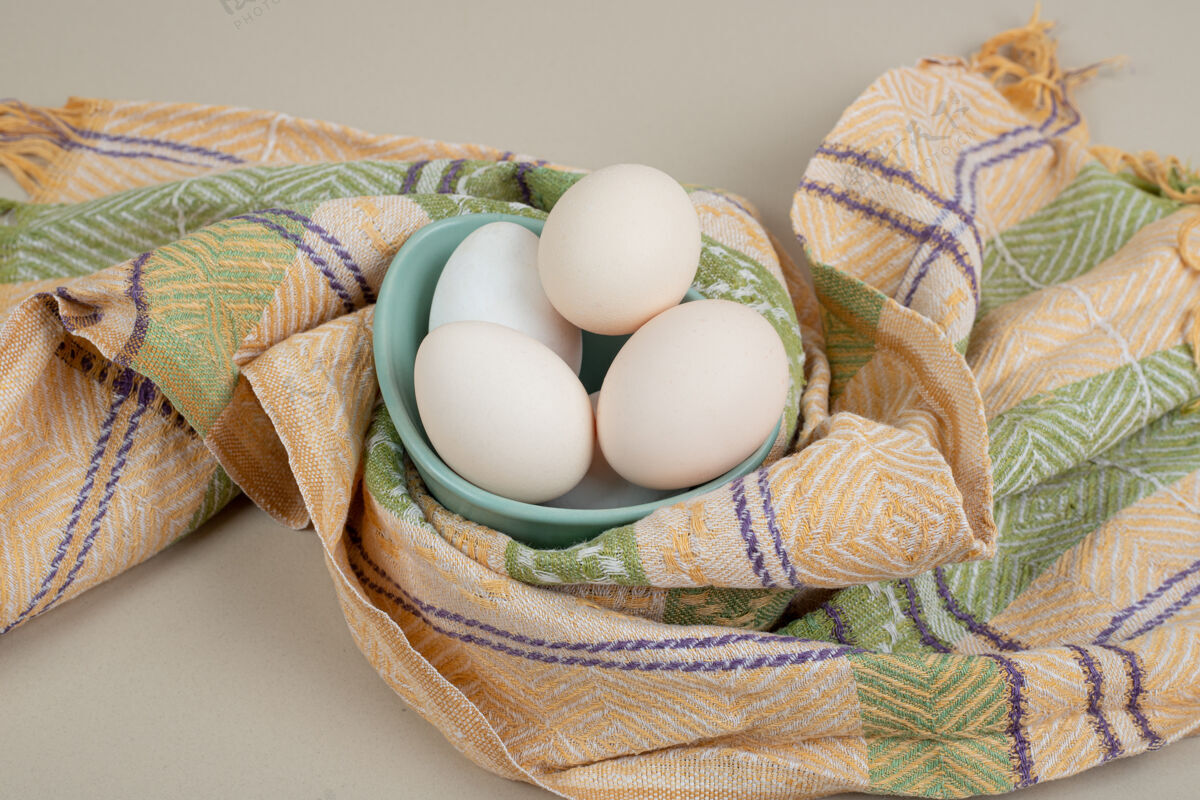 生的桌布上放了几个新鲜的鸡蛋鸡蛋切碎的生的