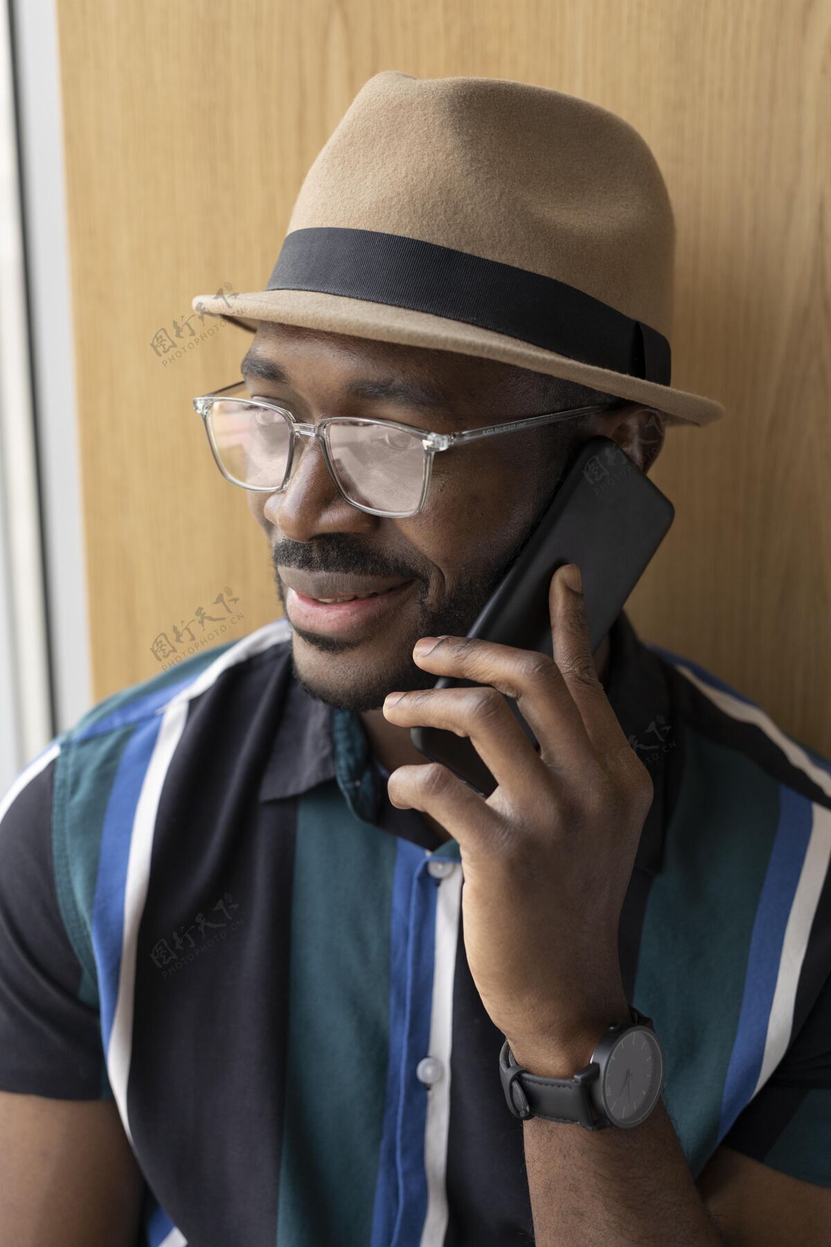 非裔美国人一个人在咖啡馆工作的现代人帽子自信男士