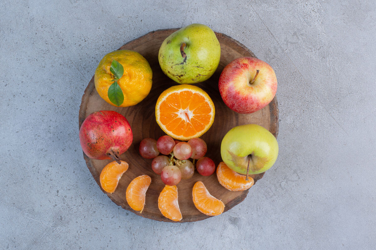 美味在大理石背景的木板上享用美味的水果营养天然饮食