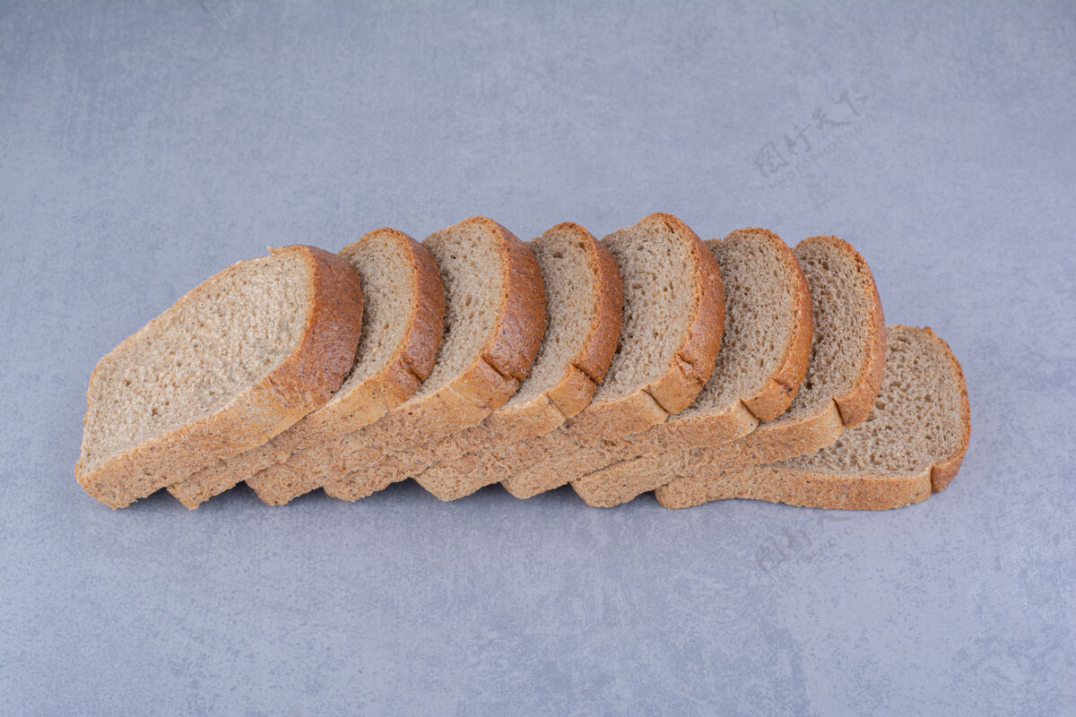 面包减肥面包片排列在大理石表面面粉酵母膳食
