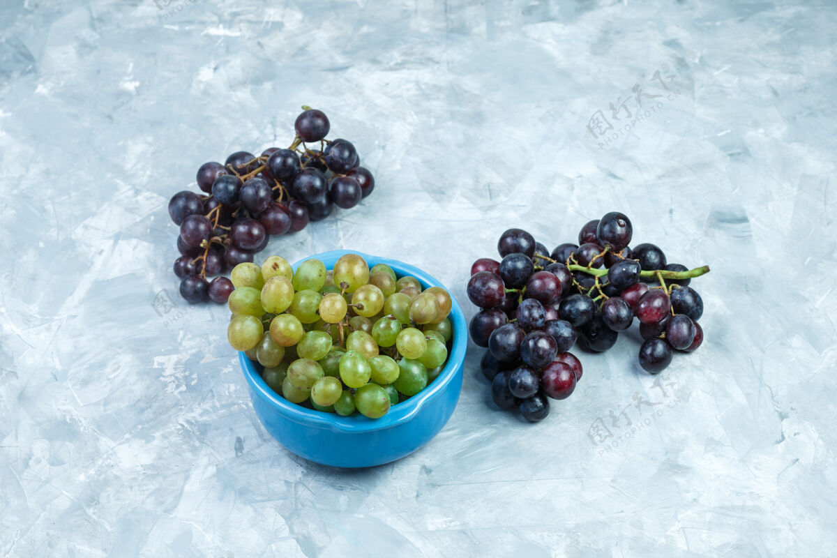 路径葡萄串在一个碗在一个肮脏的灰色背景高角度的看法饮食水果叶子
