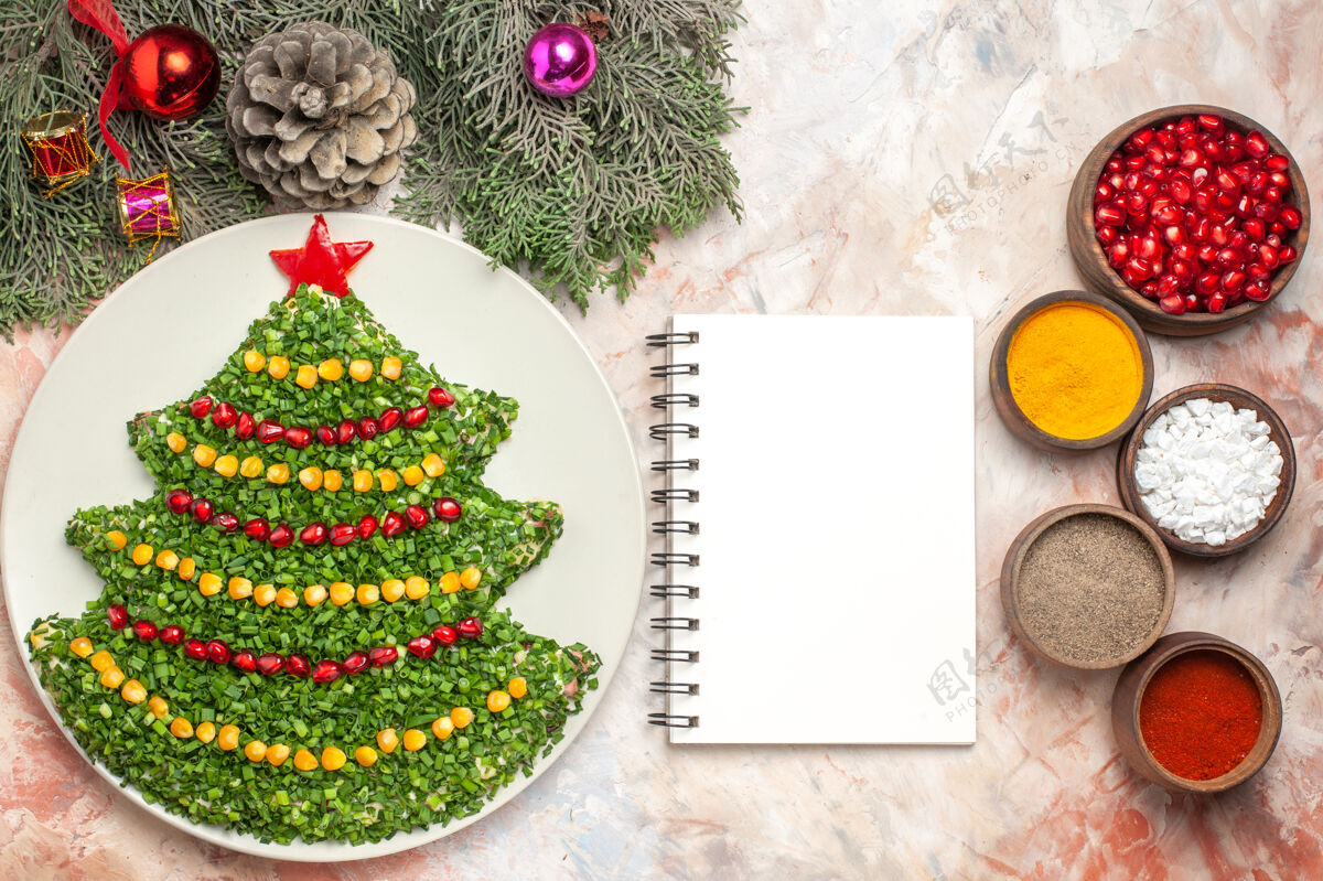 冷杉顶视图美味的圣诞树形状节日沙拉与调味品在灯光背景仙人掌庆祝背景