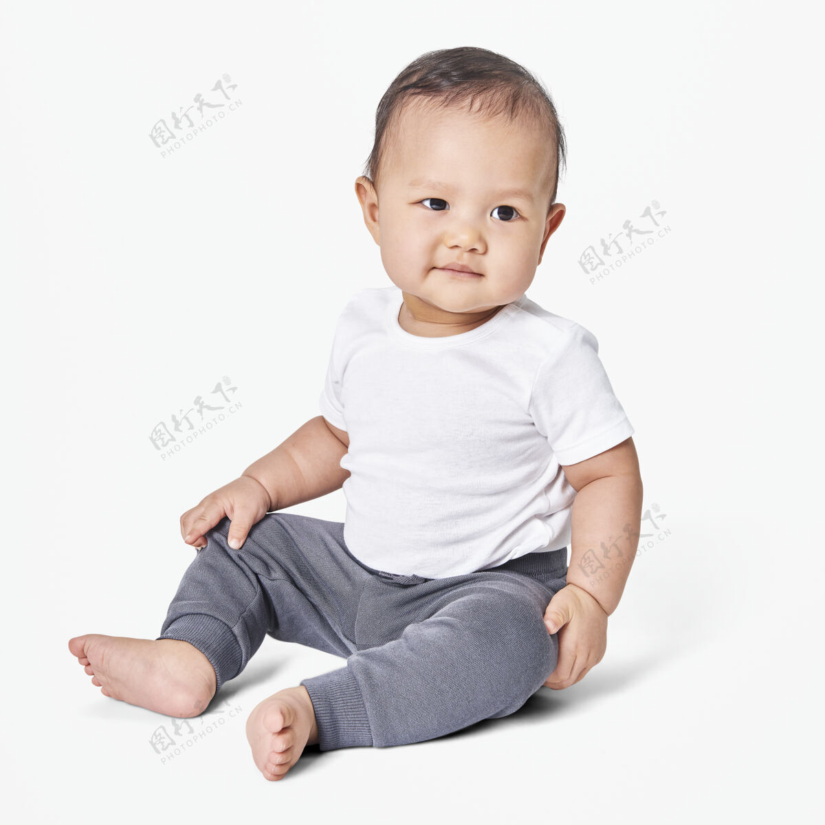 男孩宝贝的衣服年轻灰色正方形