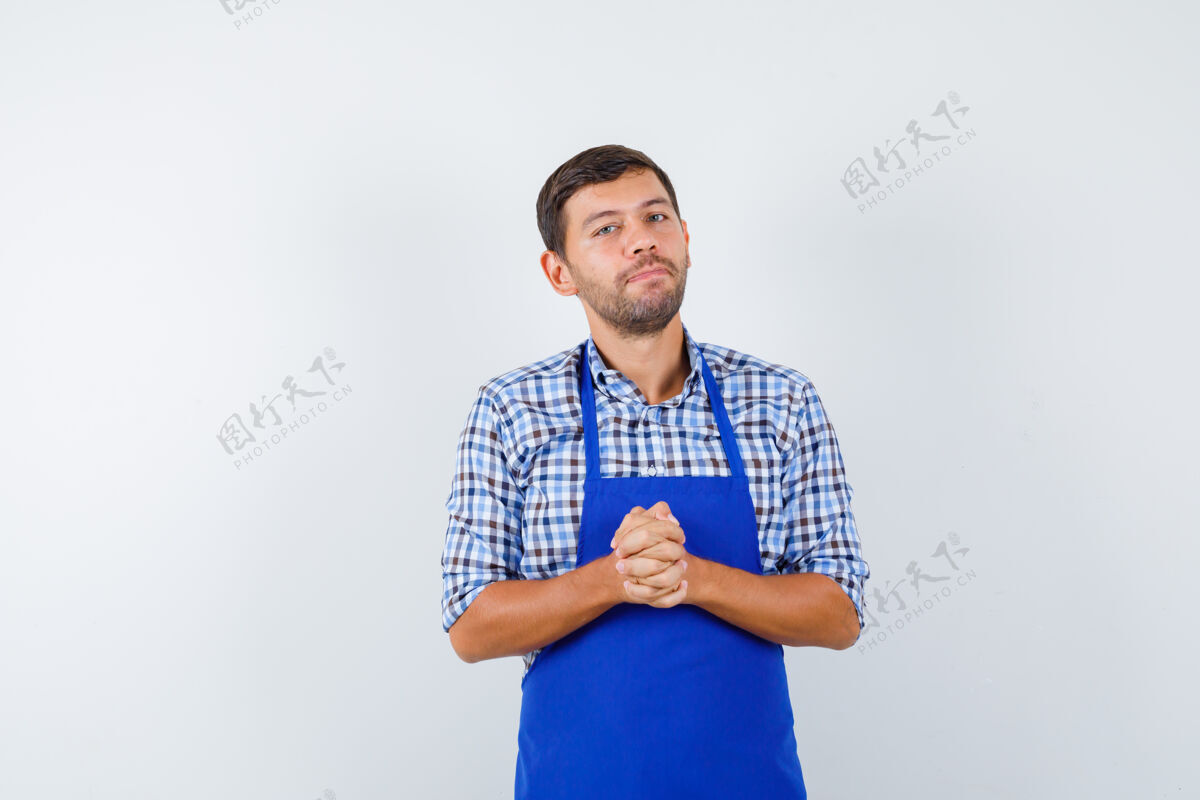 年轻穿着蓝色围裙和衬衫的年轻男厨师厨师成人帅哥