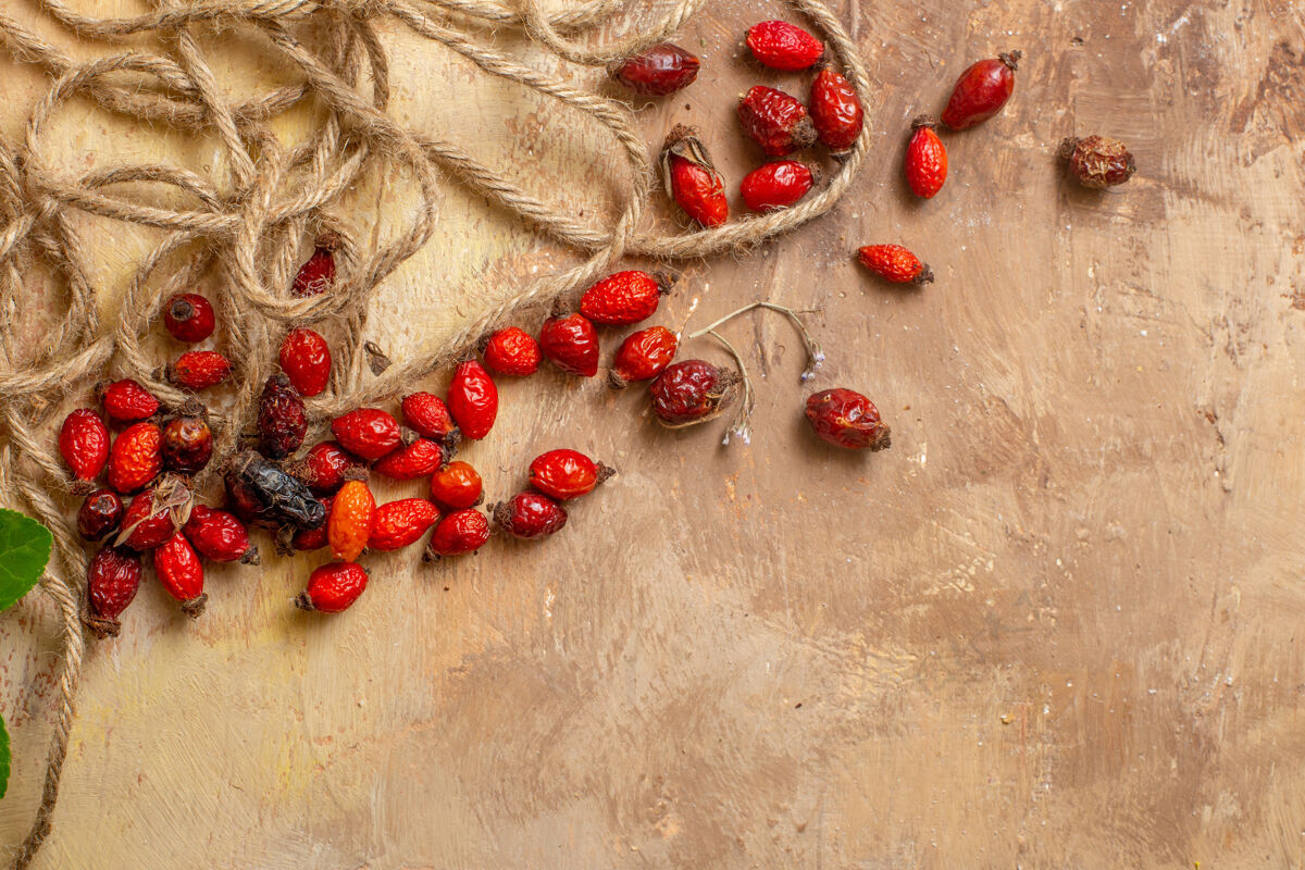 成熟顶视图干红浆果与绳子上的木桌红果浆果干红莓绳索醋栗
