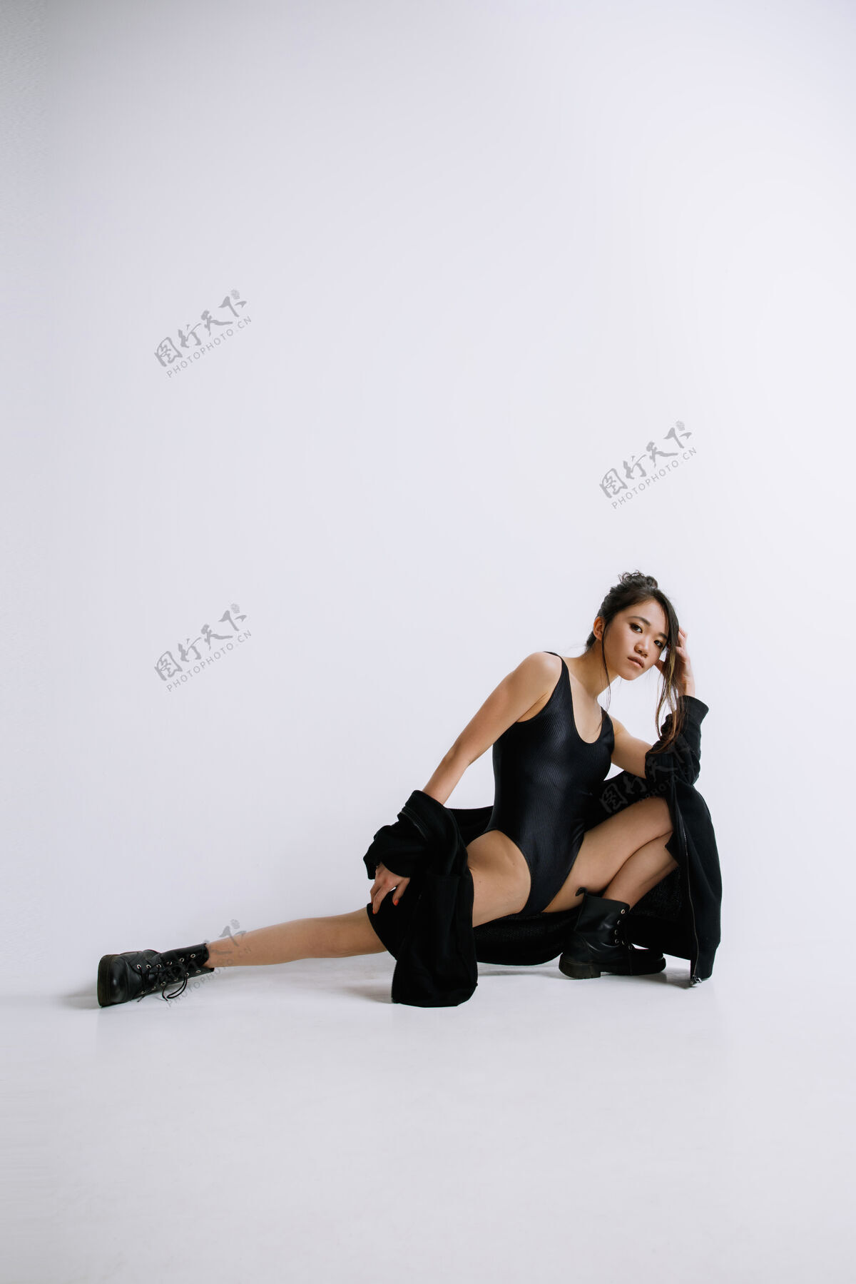 现代时尚芭蕾舞穿着黑色紧身衣的年轻女芭蕾舞演员亚洲芭蕾舞演员喜欢时尚模特风格 现代的舞蹈理念女人优雅年轻