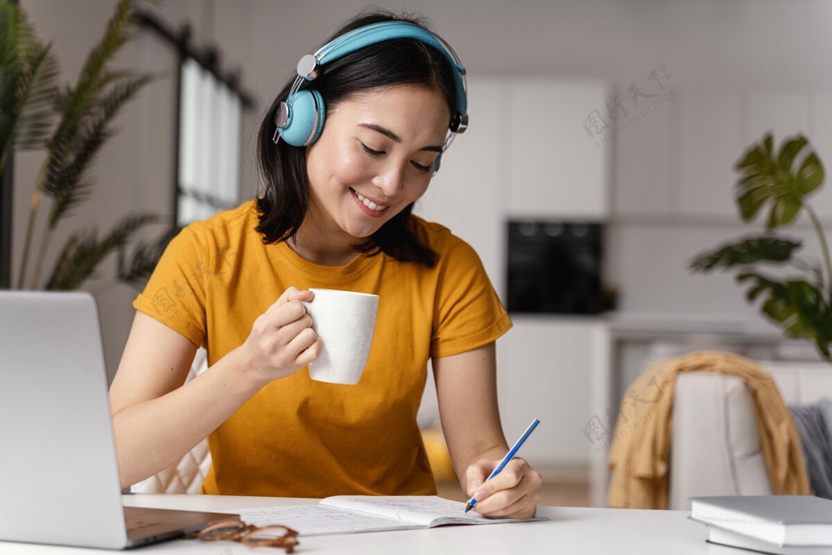 笔记本电脑参加在线课程时喝咖啡的女人女性教育学生