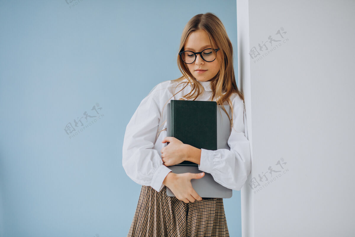 年轻办公室里拿着书和笔记本电脑的可爱女孩女性教育思考