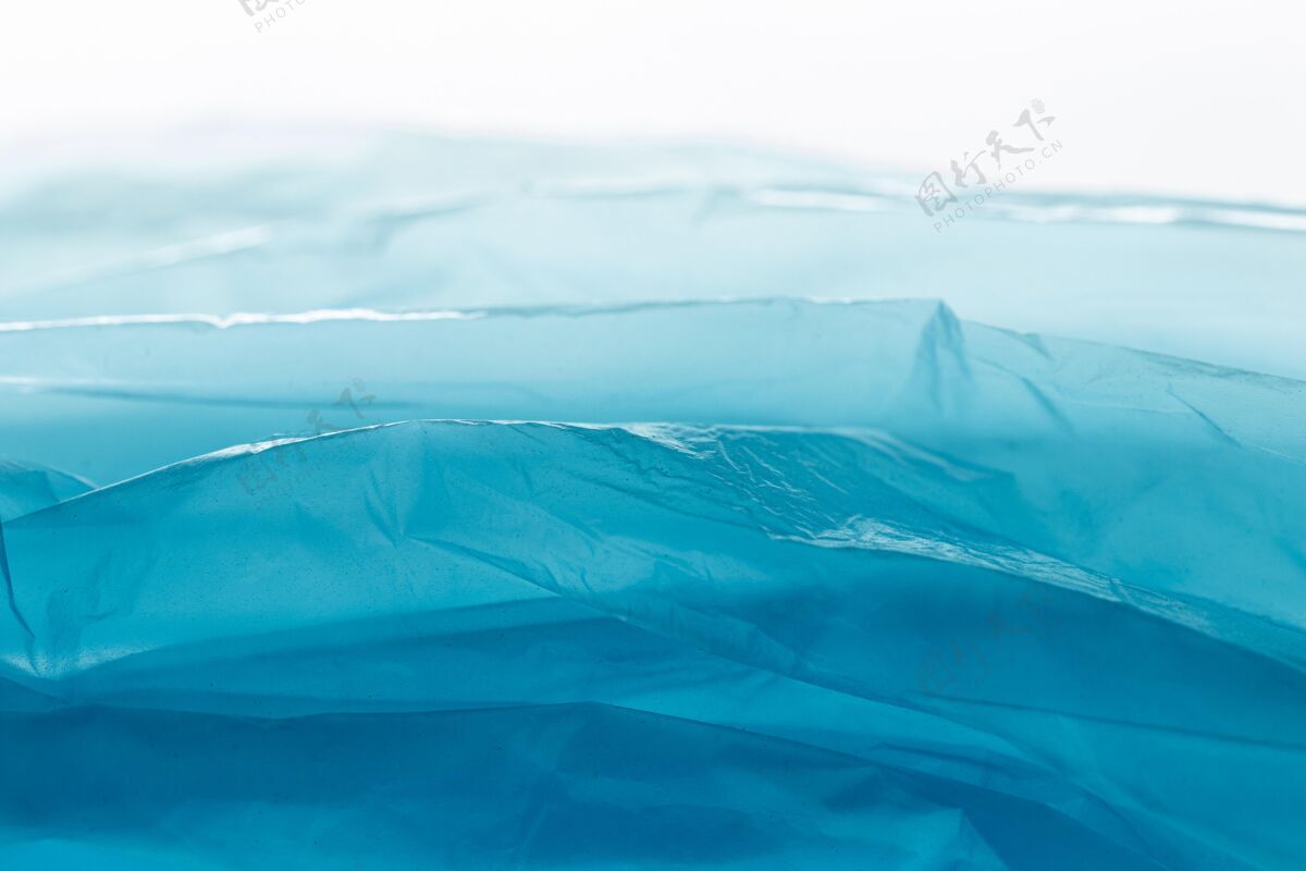 起皱蓝色塑料袋的顶视图布置塑料包装柔软塑料