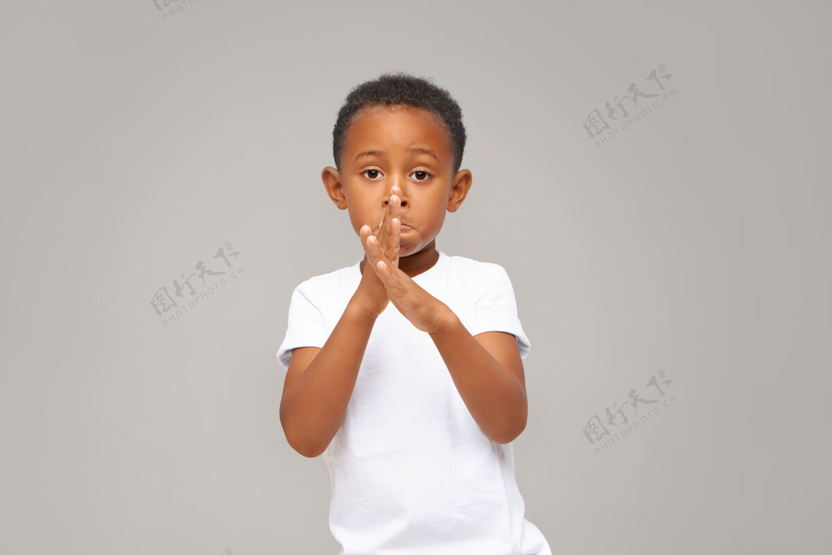 孩子手势 符号 符号和肢体语言一幅迷人可爱的非洲裔美国小男孩的肖像画 他穿着随意地摆出孤立的交叉手 在他面前跳舞 展示新的动作表情童年英俊