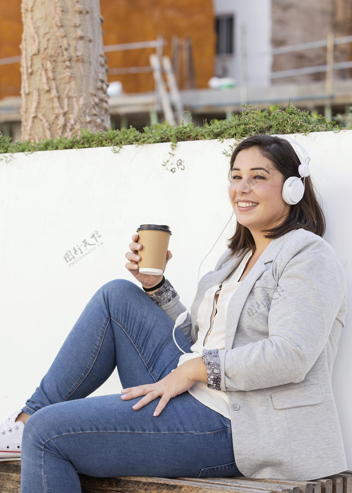 青少年胖女孩在户外喝咖啡胖乎乎的女孩快乐生活方式