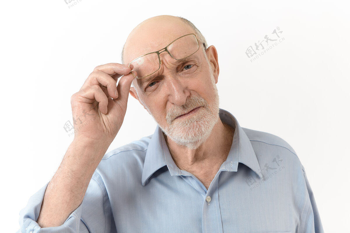 眼镜人 老龄化 眼镜 视力和光学概念水平图像的长视老人与白胡子脱下眼镜 皱眉看清楚什么是在他面前光学60多岁镜头