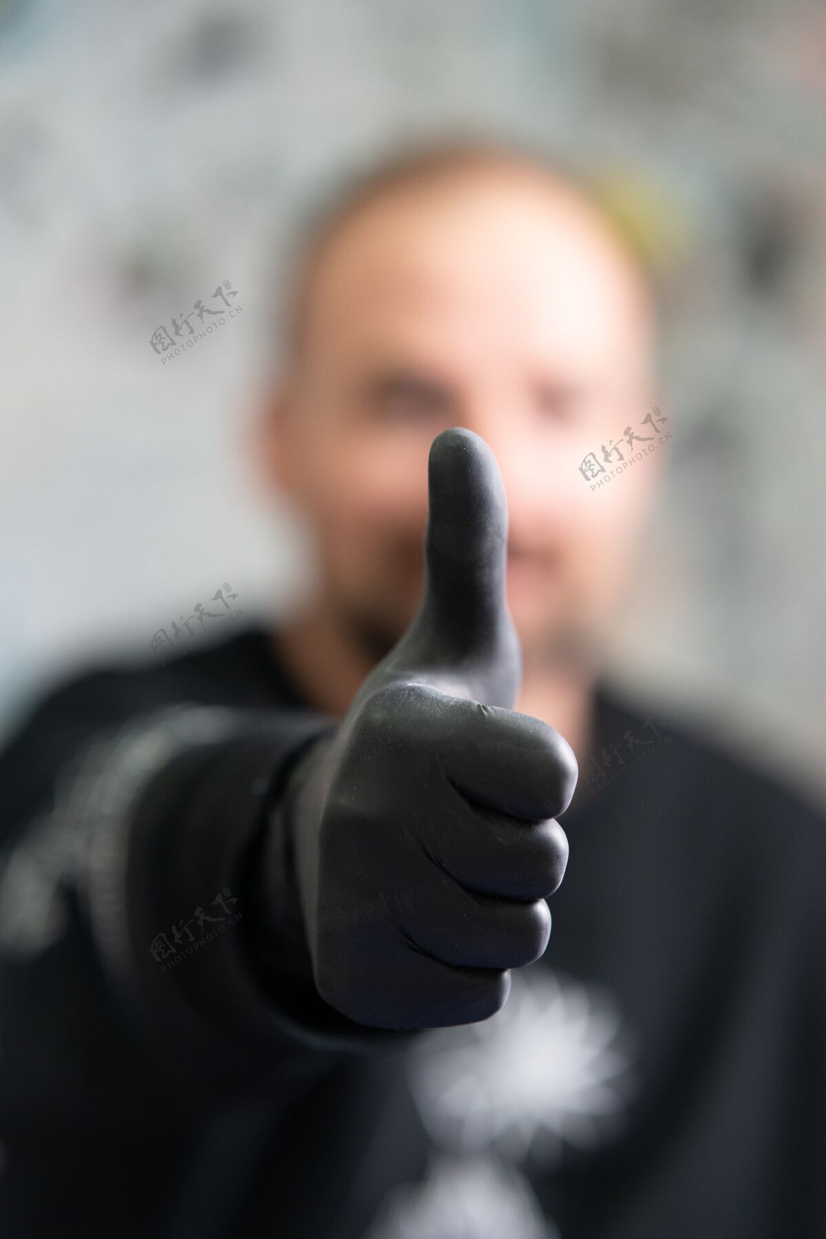 动作纹身艺术家戴着黑色乳胶手套 竖起大拇指沙龙竖起大拇指