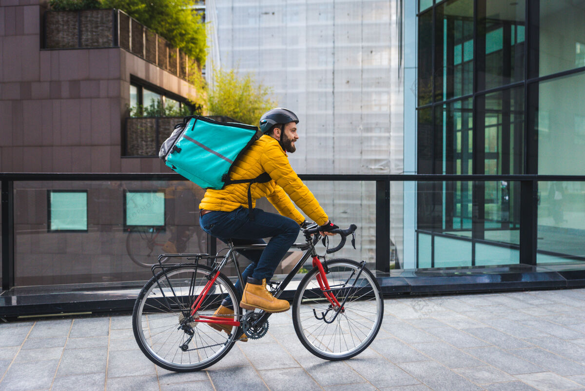 工作送菜服务 骑手用自行车送菜给客户-关于交通 送菜和技术的概念应用程序外卖自行车