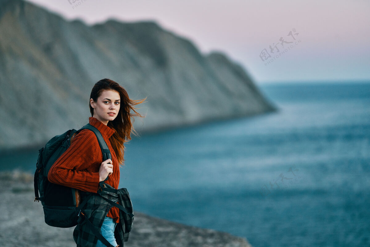 背包旅行者在大自然的山里穿着毛衣背着背包风景成人水平