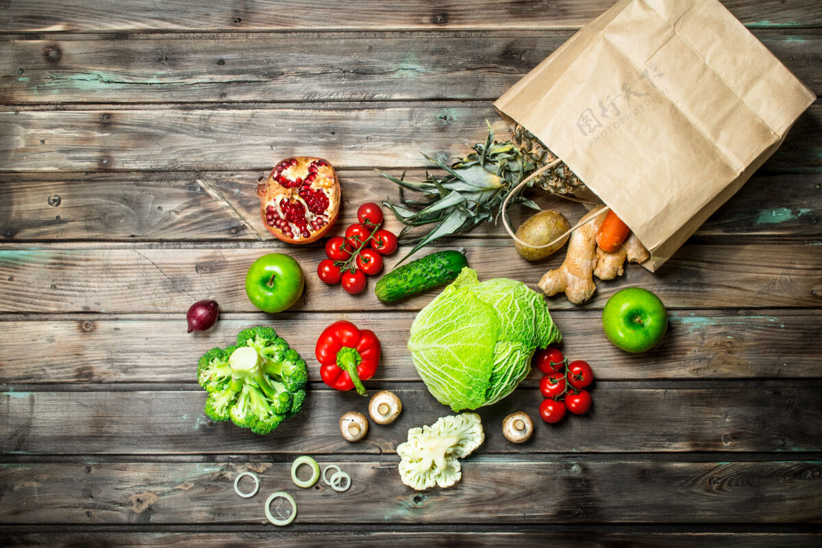 香料有机食品乡村餐桌上有健康蔬菜和水果的食品包装顶视图生姜西兰花