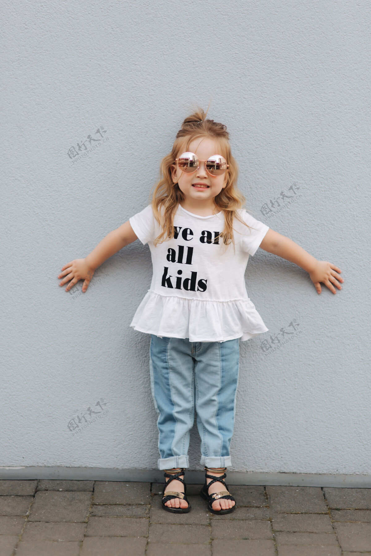 金发小女孩戴上太阳镜 向摄影师摆姿势太阳镜肖像休闲