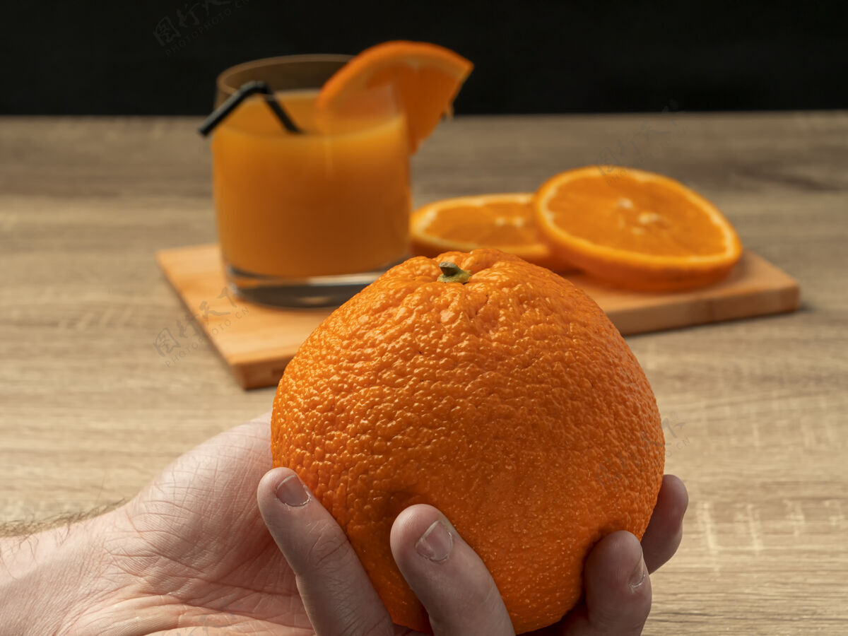 特写加橙汁和橙子的玻璃杯生活方式橙子分割