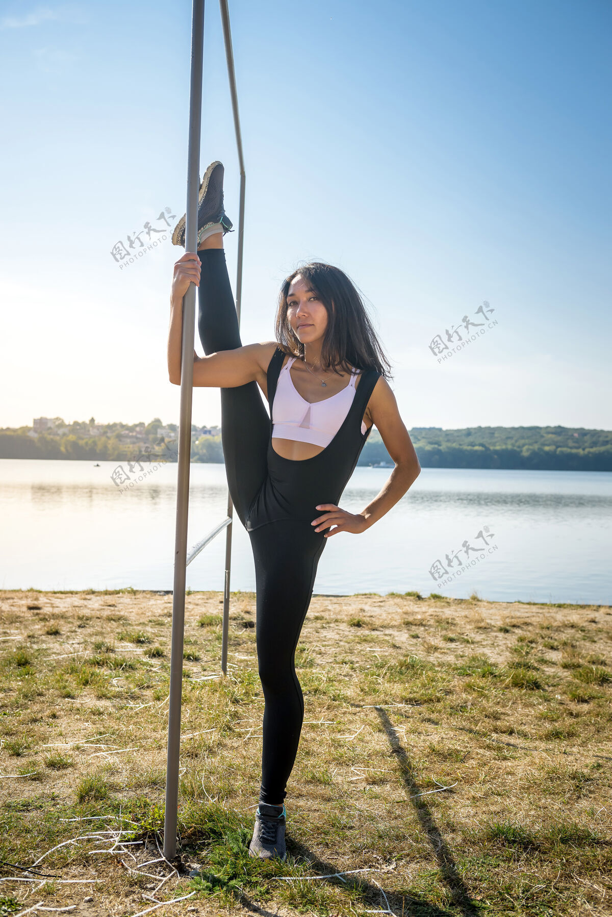 自然白天在湖边锻炼身体的运动型年轻女子健康生活理念健康生活方式户外