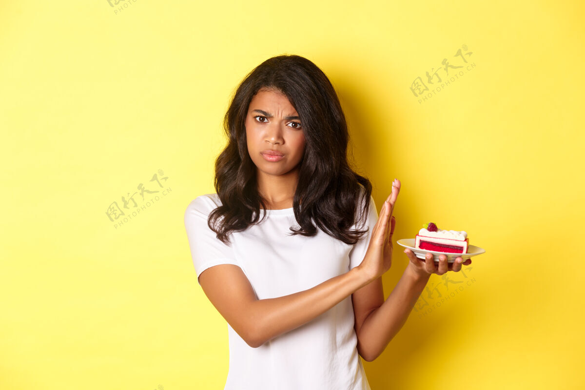 欢乐形象不悦的女孩拒绝吃蛋糕健康手势年轻