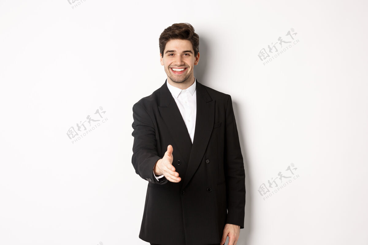 男人穿着黑西装的英俊商人的画像经纪人企业家经理