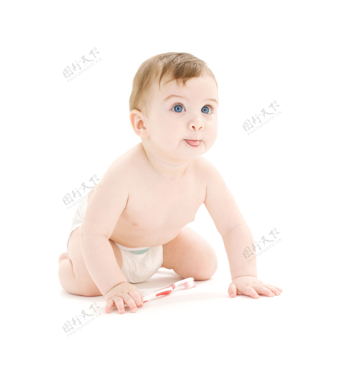 健康穿尿布的男婴 牙刷伸舌头蓝眼睛爬行幼儿
