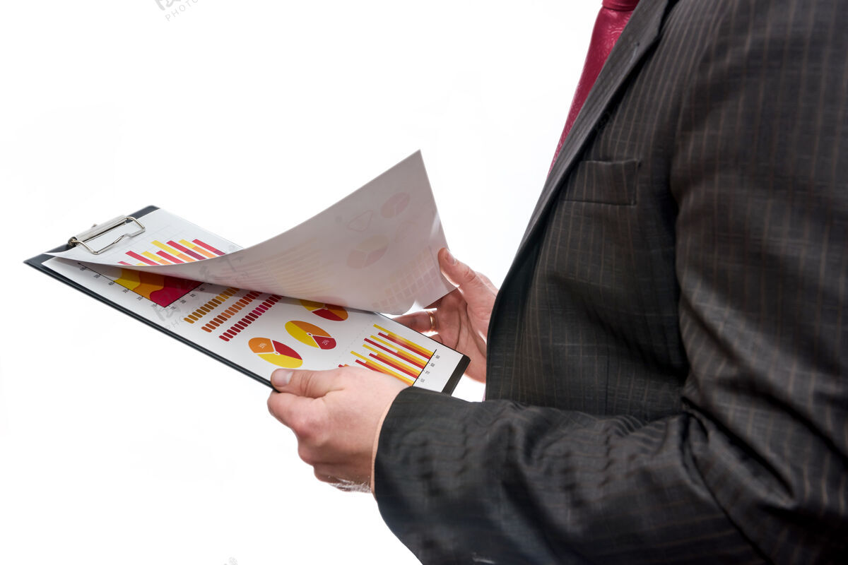 报告穿西装的男人 剪贴板上有商业图表文件财务咨询