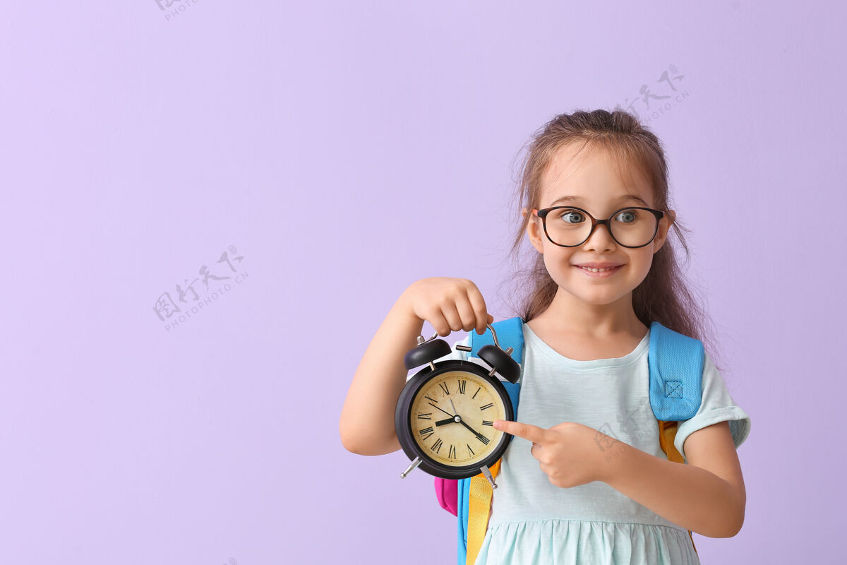 学习带闹钟的小女生该学习了锻炼书包有趣