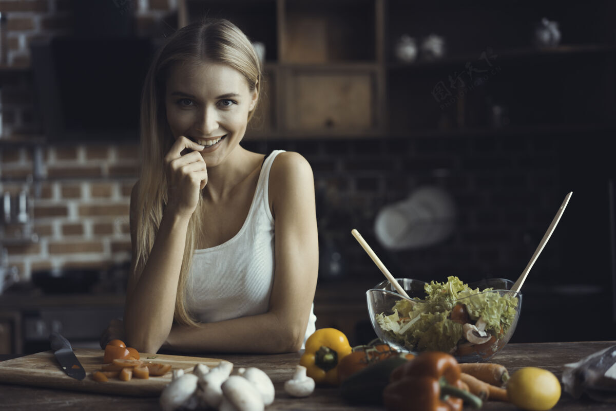 晚餐正在做饭的年轻女子健康食品-蔬菜沙拉饮食节食概念健康的生活方式在家做饭准备食物吃素食主义者准备