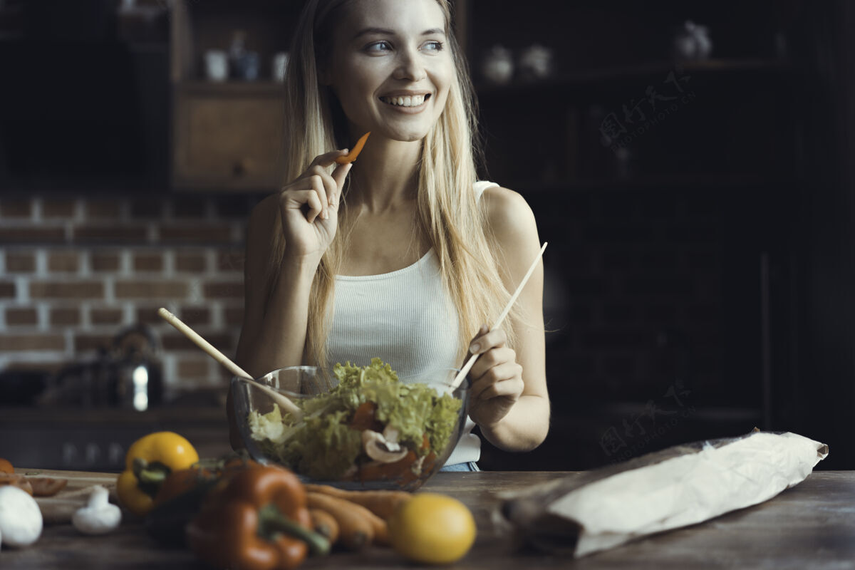 吃正在做饭的年轻女子健康食品-蔬菜沙拉饮食节食概念健康的生活方式在家做饭准备食物素食准备素食主义者
