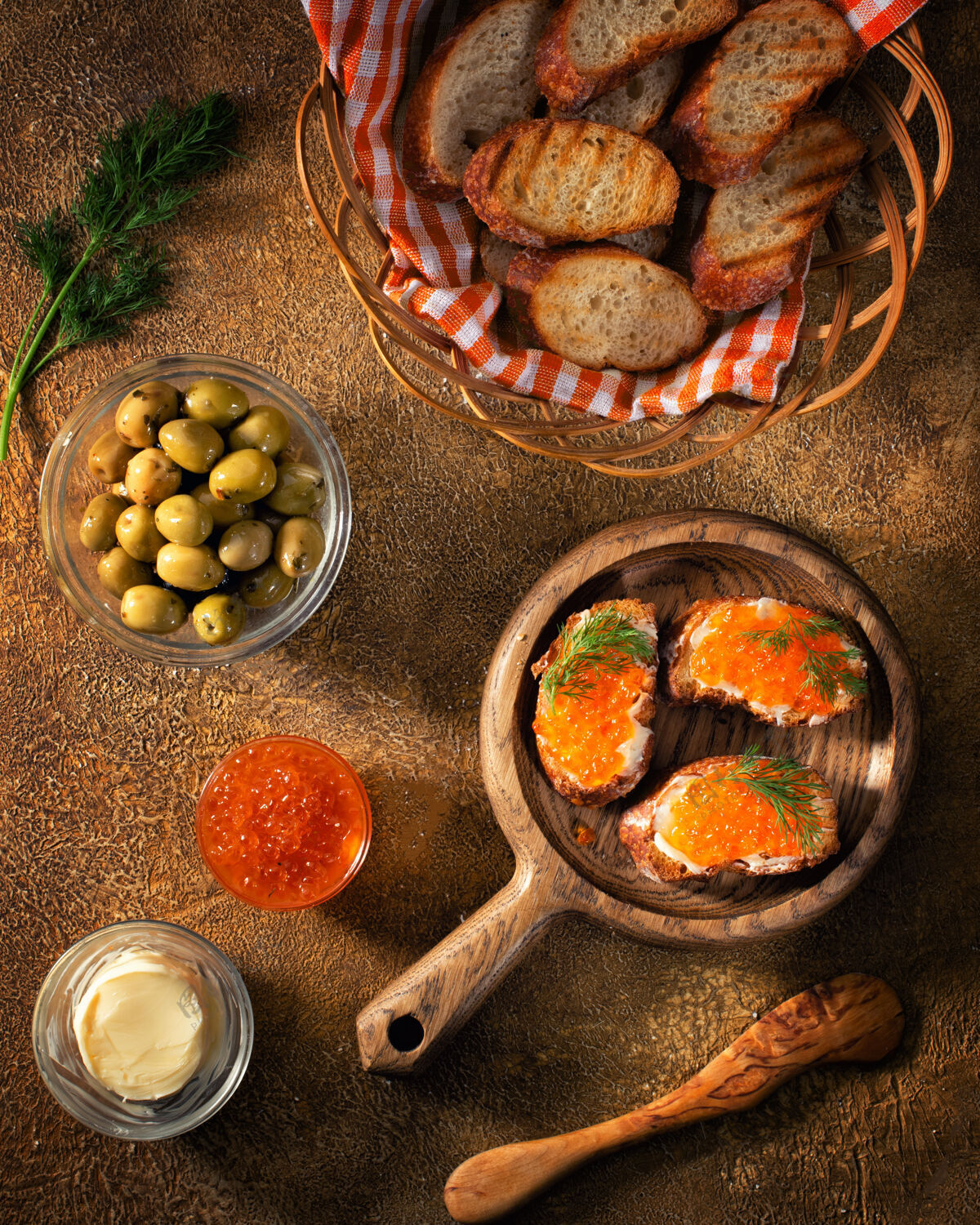 产品把涂有红鱼子酱的面包片放在桌子上 放上橄榄和橄榄黄油面包店食物概念或横幅照片美食饮食鱼子酱