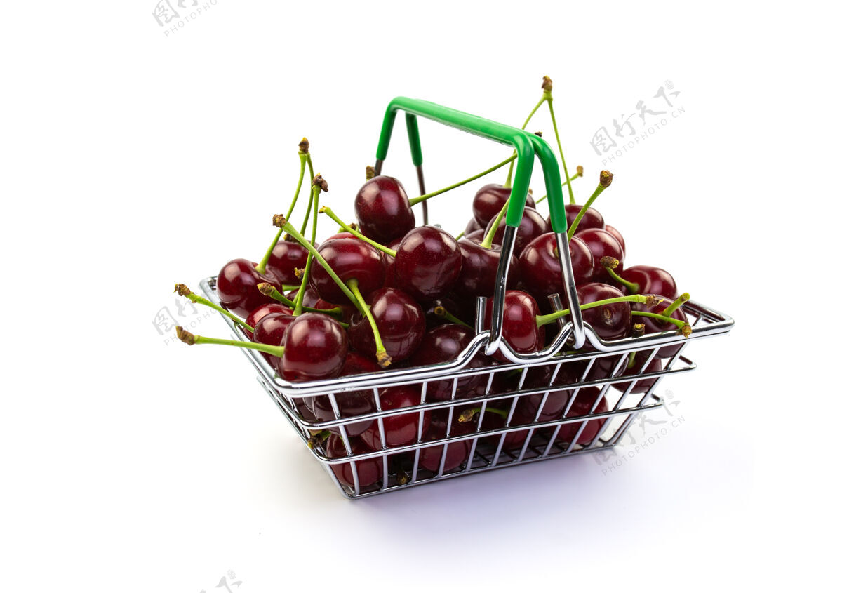 维生素成熟的浆果放在白色背景的小篮子里购物理念农业购买浆果