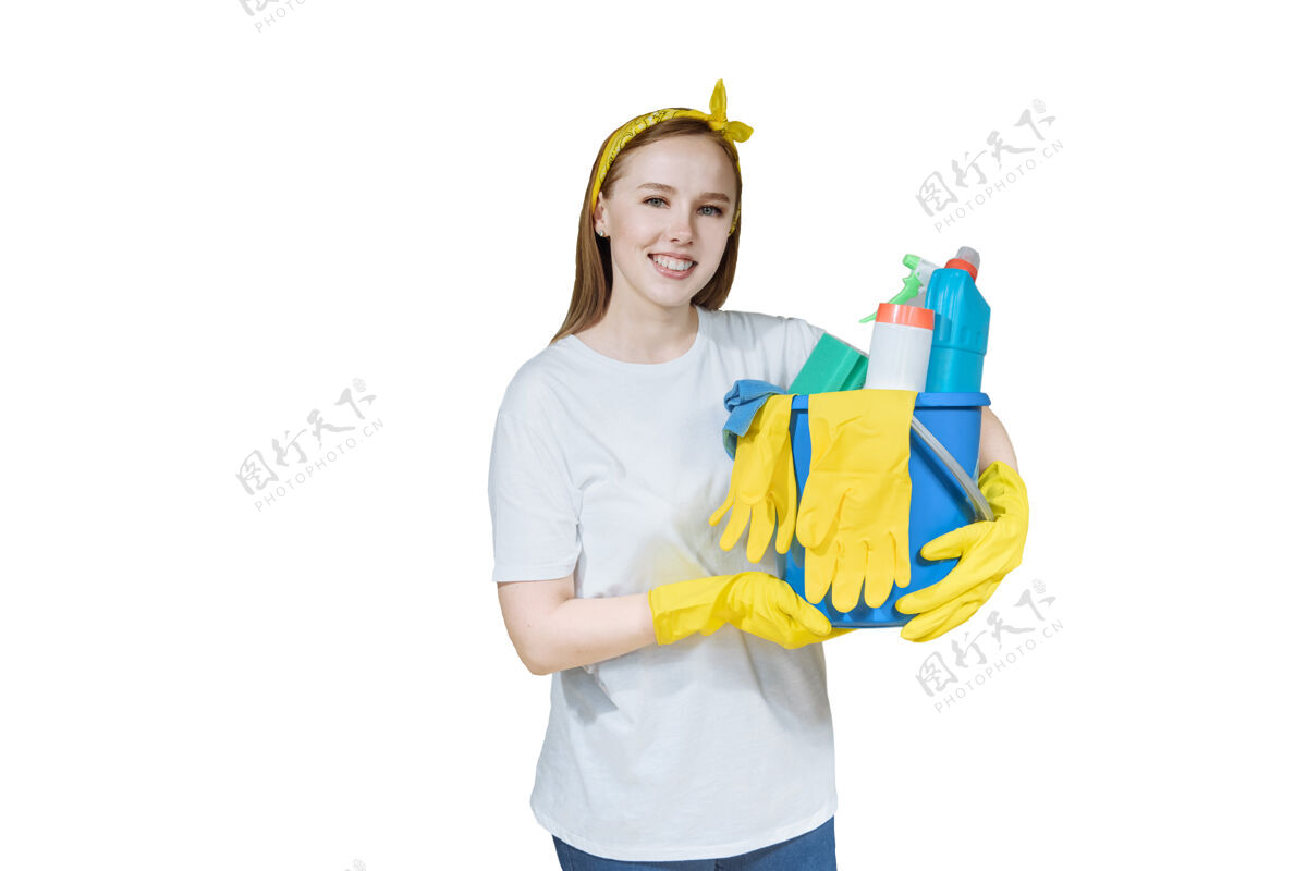 手套一个年轻漂亮的微笑着的女人的肖像 白色上有很多清洁设备女孩女人清洁