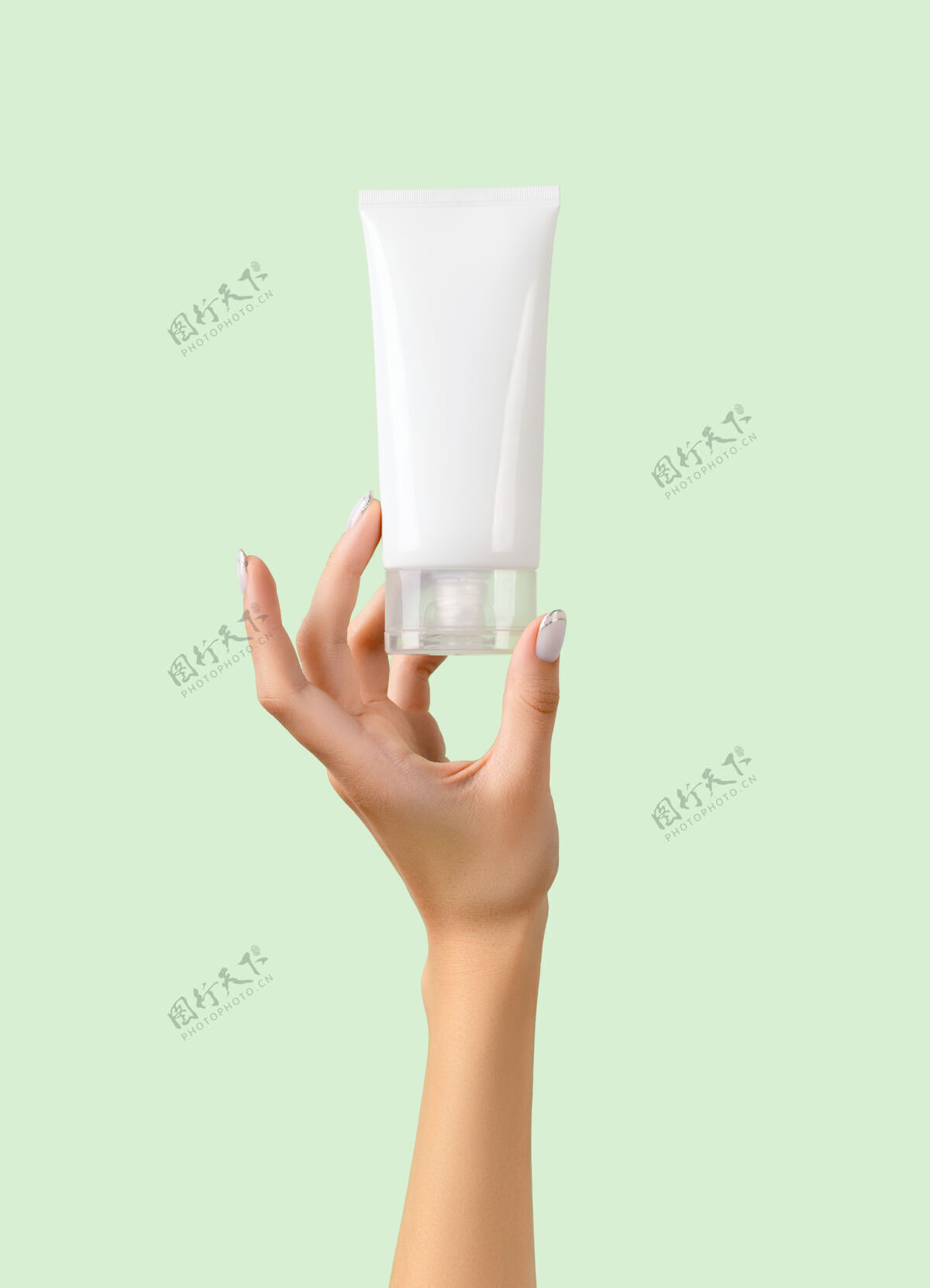 清洁剂女人的手拿着粉彩绿上的白色管护肤常规保湿剂产品