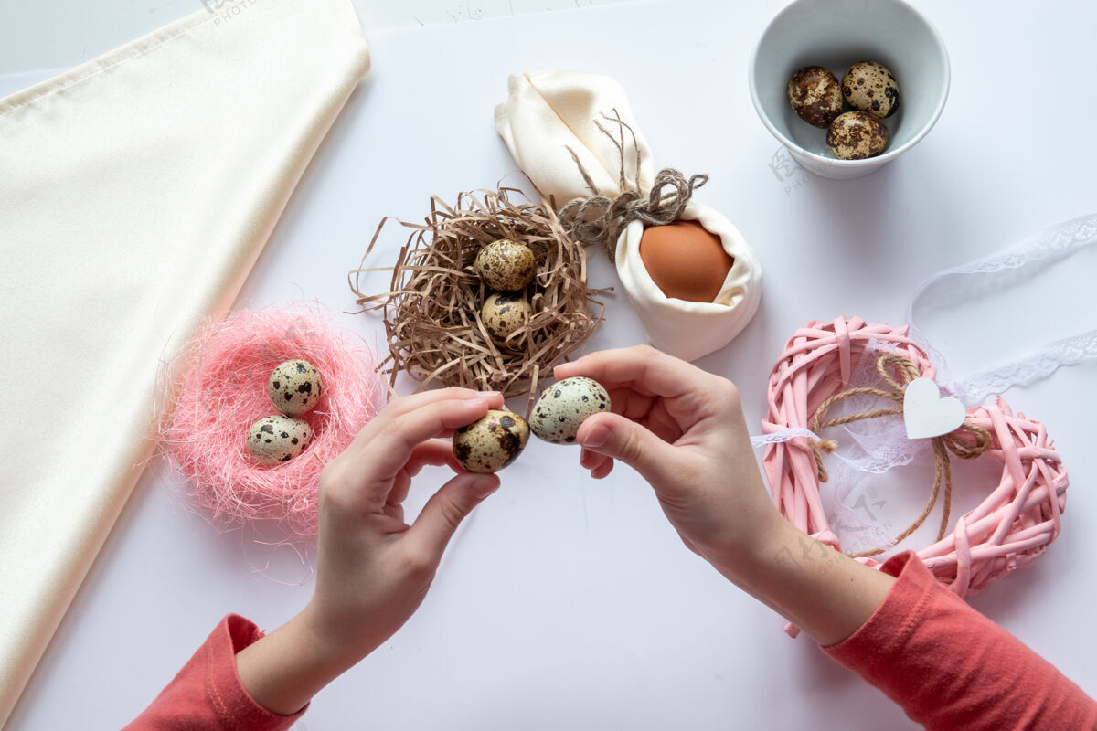 制作这个女孩正在为复活节做珠子和鸡蛋的柳条鸡蛋妈妈珠子