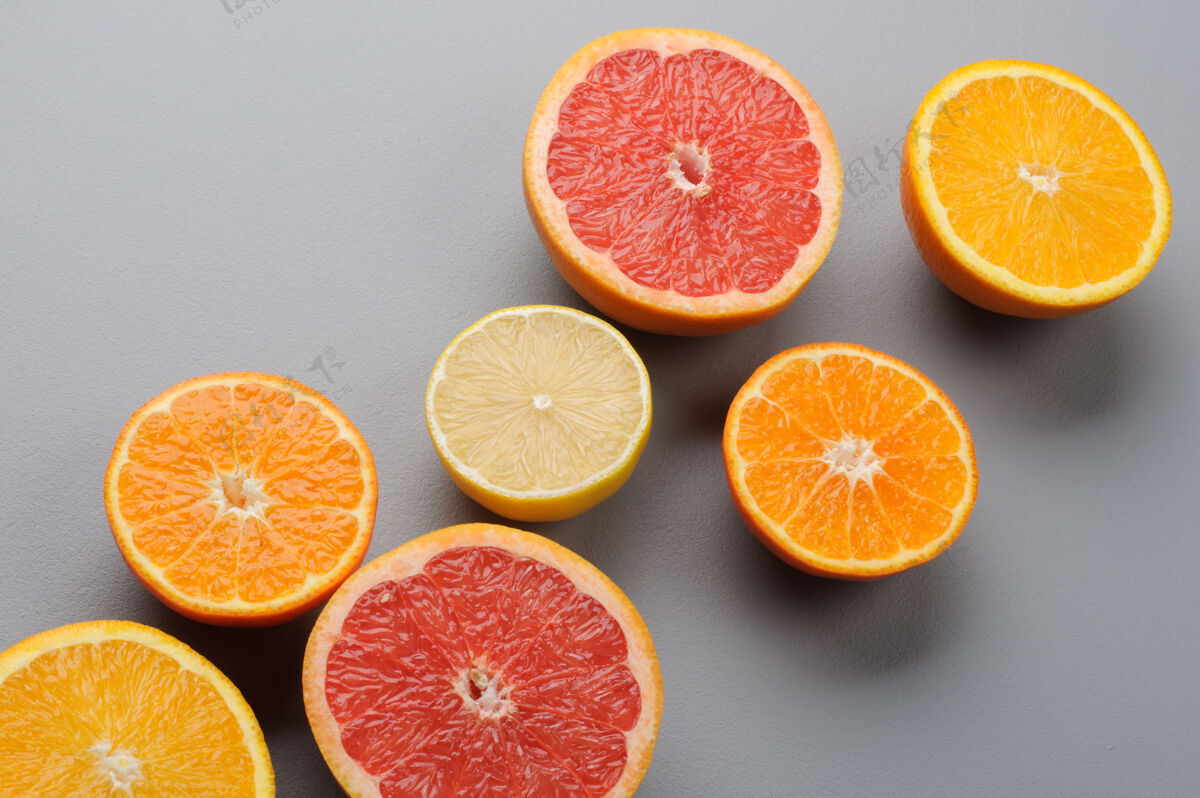 水果在灰色背景上切半个新鲜的柑橘类水果素食葡萄柚多汁
