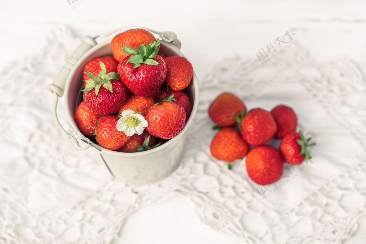 甜点白色木质旧背景上的草莓 编织餐巾自然草莓口感