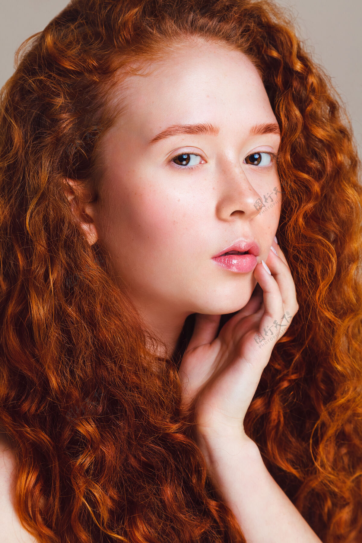 自然一个红发女孩的特写肖像 棕色的眼睛 长长的卷发和没有化妆的小雀斑红发女孩唇彩女孩