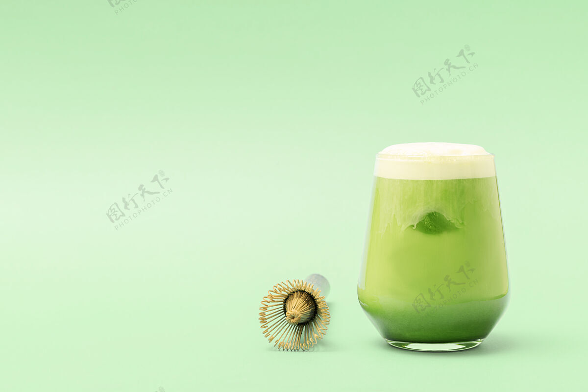 中国一杯冰抹茶拿铁咖啡 绿色背景 留有复印空间艺术生活方式健康