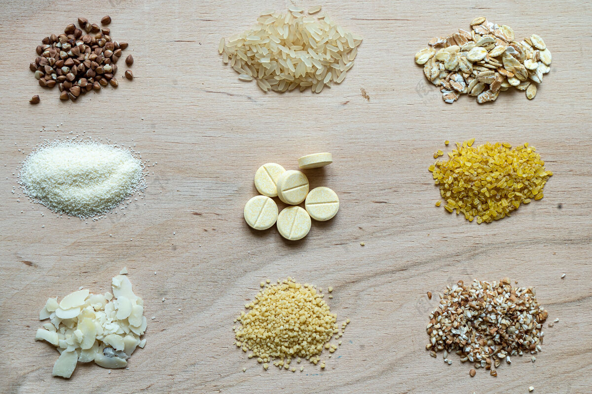 食物木质背景上的杂粮粥种子：荞麦 大米 粗面粉 小麦 粗麦粉 燕麦片豆类大麦农业